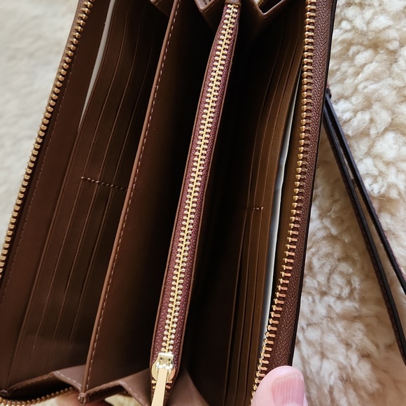 NWT Coach Signature Wildflower Long Zip Wallet/Wristlet ๐๐ค - Picture 12 of 16
